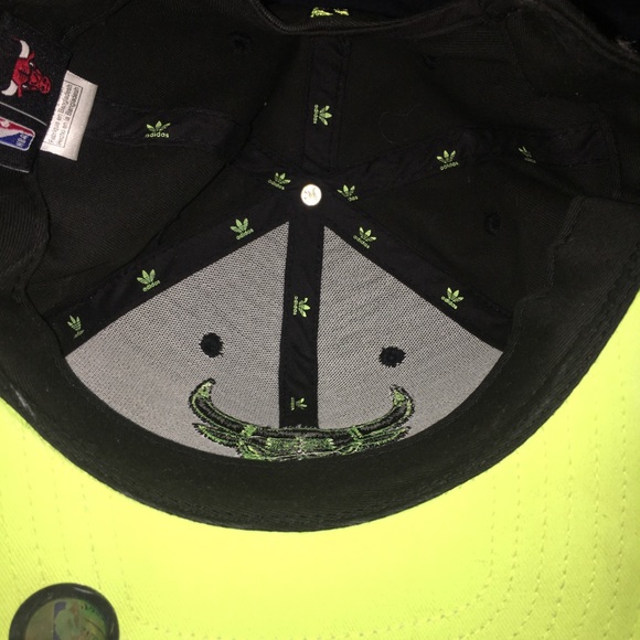 A hat - Picture 3 of 3